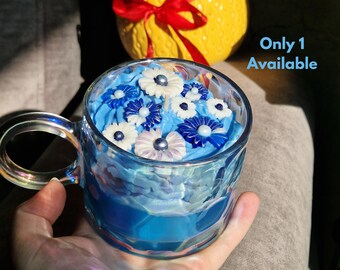 Candela in tazza con fiori blu / Regalo unico fatto a mano / Decorazione estetica / Candela a forma di margherita / PEZZO UNICO – Solo 1 disponibile