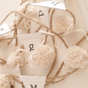 Guirlanda de pompom e papel personalizada (algodão natural e cartolina impressa), de 1 a 9 pés - Como visto em Apartment Therapy