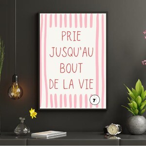 Peut inclure: Une tasse en céramique blanche avec une anse noire et le texte "But First, Coffee" en gras noir. La tasse est posée sur un fond flou, suggérant un cadre chaleureux.