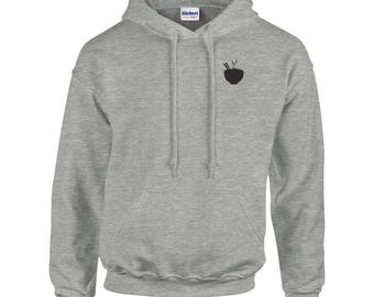 Sudadera con capucha Odd Noodle Core: sudadera con capucha unisex cómoda en color gris ceniza con un sutil emblema de ramen.