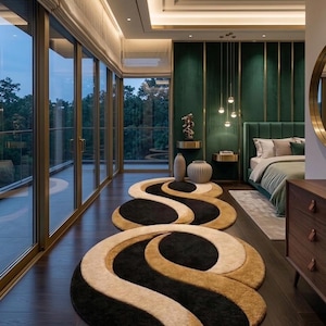 Puede incluir: Una alfombra alargada tipo pasillo con un patrón continuo y fluido en forma de S en colores contrastantes negro, crema y beige. La alfombra tiene una textura gruesa y afelpada, colocada sobre un suelo de madera oscura en un dormitorio.