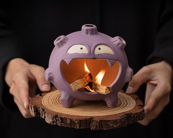 Quemador de incienso de cerámica morada con forma de monstruo / Soporte para conos y sahumerios hecho a mano / Pieza de altar divertida para rituales de purificación con humo