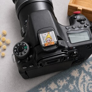 Cache-griffe flash doré, joli capuchon anti-poussière 3D pour appareils photo reflex numériques et hybrides Canon, Sony, Nikon, Fujifilm et Panasonic.