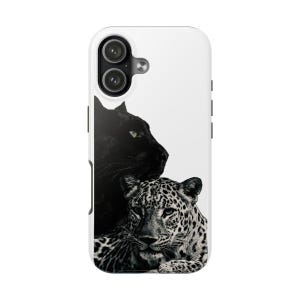 Puede incluir: Una funda de teléfono blanca con un diseño de pantera negra y leopardo. La pantera está de perfil y el leopardo está mirando hacia adelante. El diseño es una ilustración en blanco y negro.