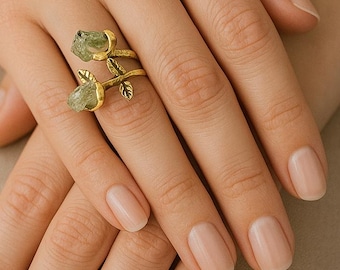 Crystal Ring Prehnite and Gold Plate - Adjustable Gemstone Ring - Unisex Ring with Decorative Leaf Pattern Band