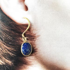 Lapis Lazuli Ohrringe: 24K Vergoldung, Ovale Steinanhänger
