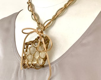 Gelber Calcit in Gold Mesh Halskette, Isländischer Spar Anhänger an Wildleder und Goldkette, Chunky Organic Choker Halskette, Tragbare Kunst