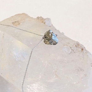 Naszyjnik z surowego pirytu: minerał Fools Gold na srebrnym łańcuszku
