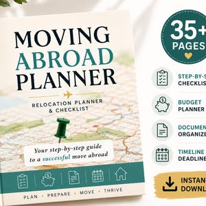 Op de afbeelding: Een Moving Abroad Planner boek met een kaart op de kaft, een groene punaise en de tekst Moving Abroad Planner, Relocation Planner & Checklist, Your step-by-step guide to a successful move abroad, Plan, Prepare, Move, Thrive, 35+ Pages.