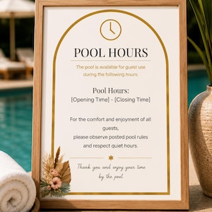 Op de afbeelding: Een rechthoekige houten lijst met een bordje met een gouden boogrand en een klokpictogram. De tekst luidt POOL HOURS, gevolgd door instructies voor gasten, openingstijden en het verzoek om rust, eindigend met Thank you and enjoy your time by the pool.