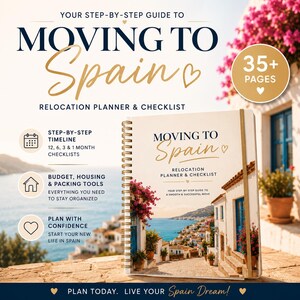 Op de afbeelding: Een spiraalgebonden planner getiteld Moving to Spain Relocation Planner & Checklist. De omslag toont een mediterrane kustscène met witte gebouwen, blauwe deuren en roze bloemen. Het bevat een badge voor 35+ pagina's en tekst over tijdlijnen, budget, huisvesting en inpaktools voor een verhuizing.