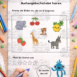 Könnte beinhalten: Ein Set aus drei Keramikbechern mit gesprenkelter, matter Oberfläche. Die Becher sind in Creme-, Hellgrau- und Dunkelgrautönen gehalten. Jeder Becher hat ein schlichtes, minimalistisches Design.