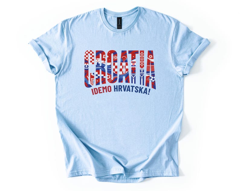 Puede incluir: Una camiseta azul claro con la palabra "CROATIA" en rojo y azul, con dise&ntilde;os inspirados en la bandera croata dentro de las letras. Debajo, la frase "IDEMO HRVATSKA!" en blanco.