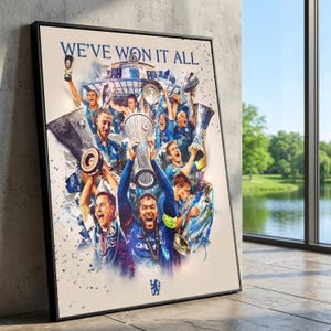 Może przedstawiać: Oprawiony plakat przedstawiający kolaż piłkarzy w niebieskich koszulkach świętujących z trofeami. U góry napis "WE'VE WON IT ALL". Na dole logo Chelsea FC. Obraz jest na jasnym tle.