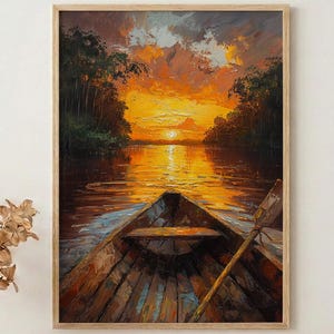 Pode incluir: Pintura a óleo de um pôr do sol sobre um rio calmo, vista de um barco de madeira. O céu é uma mistura de tons laranja, amarelo e cinza, refletindo-se na água. As árvores margeiam as margens, emolduradas em madeira clara.