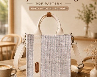 Puede incluir: Un bolso tote cuadrado con un diseño de tejido en azul, blanco y rosa. Tiene asas color crema y una correa para el hombro desmontable. El bolso presenta el texto "Square Tote Bag PDF Pattern Video Tutorial Included".