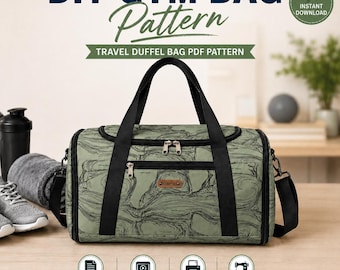Puede incluir: Una bolsa de viaje verde y negra con un patrón similar a un mapa. La bolsa tiene asas negras y una correa para el hombro. El texto en la imagen dice "DIY Gym Bag Pattern" y "Travel Duffel Bag PDF Pattern". Iconos para patrón PDF, tutorial en video, imprimir y coser, y guía paso a paso.