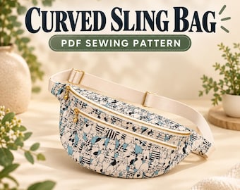 Puede incluir: Un bolso bandolera curvo de tela blanca con un patrón repetitivo de gatos negros y azules. El bolso tiene cremalleras doradas y una correa ajustable de color crema. El texto CURVED SLING BAG PDF SEWING PATTERN es visible arriba.