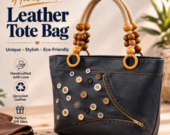 Puede incluir: Un bolso tote de cuero azul oscuro con una cremallera diagonal, numerosos botones variados sujetos en la parte frontal y dos asas adornadas con cuerda clara y cuentas de madera. El texto en la imagen dice: Handmade Leather Tote Bag.