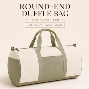 Puede incluir: Un patrón de costura para bolsa de viaje con extremos redondos que incluye PDF y tutorial en video. La bolsa es de color crema y verde salvia, con dos asas superiores, cierre de cremallera y herrajes metálicos para una correa.