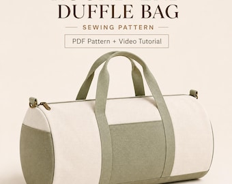 Puede incluir: Un patrón de costura para bolsa de viaje con extremos redondos que incluye PDF y tutorial en video. La bolsa es de color crema y verde salvia, con dos asas superiores, cierre de cremallera y herrajes metálicos para una correa.