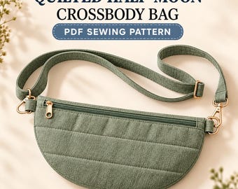 Puede incluir: Un bolso bandolera acolchado en forma de media luna de color verde salvia con cierre de cremallera y correa ajustable. El texto dice QUILTED HALF-MOON CROSSBODY BAG PDF SEWING PATTERN. El bolso tiene herrajes metálicos dorados.