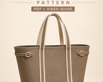 Puede incluir: Un bolso cambiador de cuero color topo con correas y asas verticales de color crema, con detalles de hebillas laterales. El texto LEATHER DIAPER BAG PATTERN y PDF + VIDEO GUIDE aparece sobre el bolso en una fuente marrón oscuro.