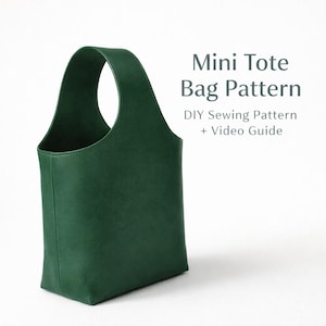 Puede incluir: Un letrero de madera rústico con el texto "Welcome to our home" en un estilo manuscrito. El letrero presenta un acabado envejecido y un diseño simple y acogedor, perfecto para la decoración de la entrada.