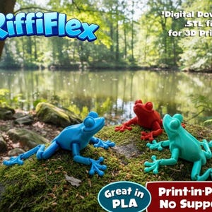 Peut inclure: Trois figurines de grenouilles colorées imprimées en 3D, en bleu, rouge et vert, sont exposées sur un rocher recouvert de mousse près d'un étang. L'image comprend le texte "RiffiFlex" et "Téléchargement numérique .STL file pour l'impression 3D".