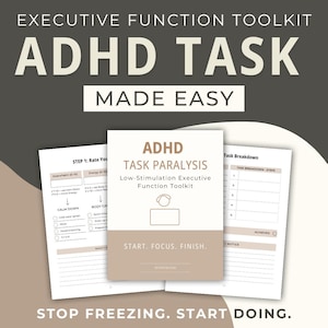 Può includere: Un quaderno di lavoro intitolato "ADHD Task Paralysis" con il testo "Low-Stimulation Executive Function Toolkit". L'immagine mostra anche fogli di lavoro con richieste per la scomposizione dei compiti e l'autovalutazione. Il testo "Stop Freezing. Start Doing" è in basso.