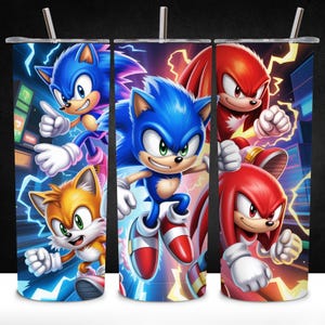 Könnte beinhalten: Drei Edelstahlbecher mit einem farbenfrohen Design mit Sonic the Hedgehog und seinen Freunden. Das Design zeigt Sonic, Tails und Knuckles in Actionposen mit Blitzen und Stadtkulissen. Jeder Becher hat einen silbernen Strohhalm.