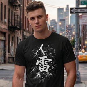 Japanisches „Donner“-Shirt – T-Shirt mit ausdrucksstarker Kanji-Kalligrafie und Blitzmotiv | Farbe: Schwarz