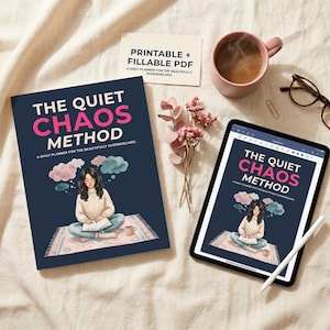 Op de afbeelding: Een marineblauwe planner en een tablet tonen de titel "The Quiet Chaos Method" met roze en witte tekst. De planner en de tablet tonen een illustratie van een persoon die op een kleed zit en in een boek schrijft. Een roze mok en een kopje koffie zijn ook zichtbaar.