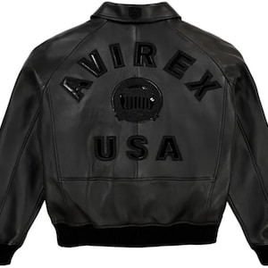 K&ouml;nnte beinhalten: Eine wei&szlig;e Keramik-Tasse mit schwarzem Henkel und dem Text "But First, Coffee" in schwarzer, handschriftlicher Schrift. Die Tasse steht auf einer wei&szlig;en Oberfl&auml;che.