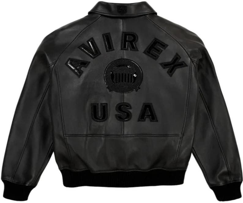 K&ouml;nnte beinhalten: Eine wei&szlig;e Keramik-Tasse mit schwarzem Henkel und dem Text "But First, Coffee" in schwarzer, handschriftlicher Schrift. Die Tasse steht auf einer wei&szlig;en Oberfl&auml;che.