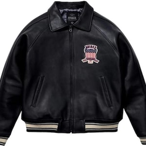 Może przedstawiać: Zestaw trzech ceramicznych kubk&oacute;w z nakrapianym, matowym wykończeniem. Kubki są w odcieniach kremu, jasnoszarości i ciemnoszarości. Każdy kubek ma prosty, minimalistyczny design.