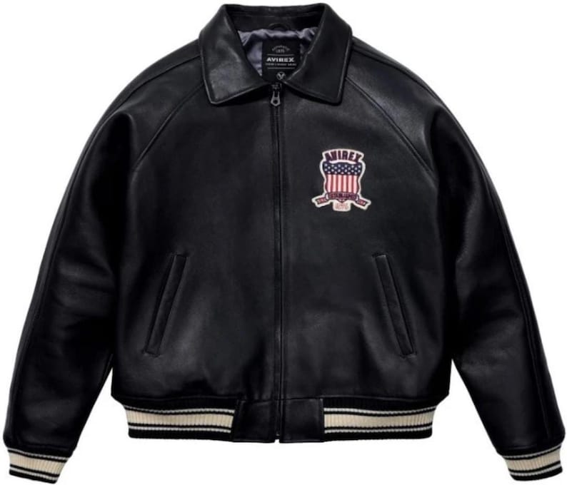 Może przedstawiać: Zestaw trzech ceramicznych kubk&oacute;w z nakrapianym, matowym wykończeniem. Kubki są w odcieniach kremu, jasnoszarości i ciemnoszarości. Każdy kubek ma prosty, minimalistyczny design.