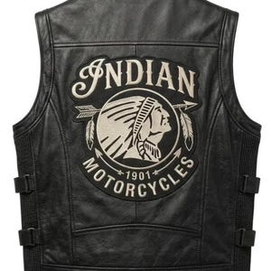 Puede incluir: Un chaleco de cuero negro con un gran parche bordado en la espalda. El parche muestra el texto Indian Motorcycles y 1901, junto con una ilustración de perfil de una persona con un tocado y un diseño de flecha en color crema y negro.