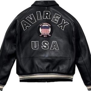 Może przedstawiać: Rustykalny drewniany znak z napisem "Welcome to our home" w białych literach. Znak ma postarzaną powierzchnię i prosty, zachęcający design, idealny do dekoracji wejścia.