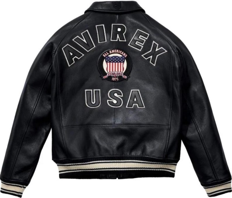 Może przedstawiać: Rustykalny drewniany znak z napisem "Welcome to our home" w białych literach. Znak ma postarzaną powierzchnię i prosty, zachęcający design, idealny do dekoracji wejścia.