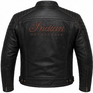 Puede incluir: Una chaqueta de moto de cuero negro con cuello alzado, paneles acolchados en los hombros y puños con cremallera. La espalda muestra el texto bordado Indian MOTORCYCLE en una fuente cursiva marrón, con pestañas laterales ajustables en la cintura.