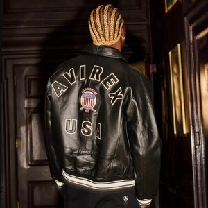 Może przedstawiać: Zestaw trzech ceramicznych kubk&oacute;w z nakrapianym, matowym wykończeniem. Każdy kubek ma inny kolor: jasnoniebieski, kremowy i szary. Kubki mają prosty, nowoczesny design i wygodny uchwyt.