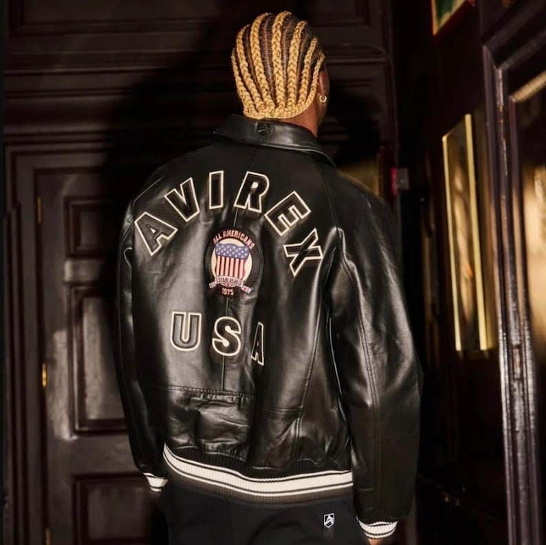 Może przedstawiać: Zestaw trzech ceramicznych kubk&oacute;w z nakrapianym, matowym wykończeniem. Każdy kubek ma inny kolor: jasnoniebieski, kremowy i szary. Kubki mają prosty, nowoczesny design i wygodny uchwyt.