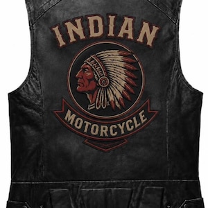 Op de afbeelding: Een zwart leren vest met een grote geborduurde patch op de achterkant. De patch toont het profiel van een persoon met een verentooi in een cirkel, met de tekst INDIAN erboven en MOTORCYCLE op een banier onder de grafische afbeelding.
