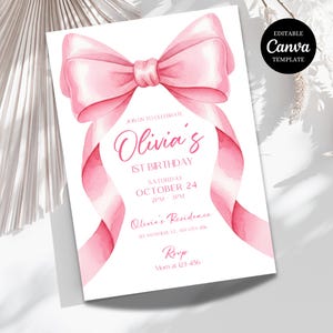Könnte beinhalten: Eine rosa Einladungskarte im Aquarellstil mit einem großen Bogen und Banddesign. Der Text lautet "Olivias 1. Geburtstag" mit Veranstaltungsdetails. Enthält ein "Canva Template"-Label.