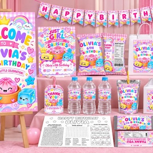 Può includere: Un set di articoli per il 6° compleanno di Olivia con grafiche di personaggi squishy. Include un cartello di benvenuto, striscioni, sacchetti di patatine, bottiglie d'acqua, etichette, una scatola per dolci, un succo e un foglio da colorare.