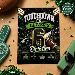 Könnte beinhalten: Eine rechteckige Geburtstagseinladung mit einem Football-Stadion im Hintergrund, einer großen Zahl 6, einem Helm und einem Football. Der Text lautet TOUCHDOWN IT'S OLIVER'S 6 BIRTHDAY, ergänzt durch Felder für Datum, Uhrzeit, Ort und RSVP-Informationen.