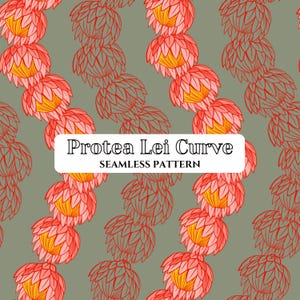 Op de afbeelding: Een naadloos patroon met herhalende diagonale rijen roze en oranje proteabloemen op een gedempte saliegroene achtergrond. Een wit rechthoekig label in het midden toont de zwarte tekst Protea Lei Curve SEAMLESS PATTERN.