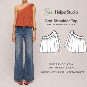 Può includere: Un cartamodello PDF per un top monospalla di SewHelperStudio. L'immagine mostra un top color ruggine monospalla con dettaglio a fiocco, jeans blu a gamba larga e un disegno tecnico del top. Include gamma di taglie XS-XL, formati A4, US Letter, A0 e livello di difficoltà intermedio.