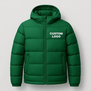 Könnte beinhalten: Eine grüne Steppjacke mit Kapuze und Reißverschluss. Die Jacke hat zwei Seitentaschen und den Text "CUSTOM LOGO" in Weiß auf der Brust. Die Jacke ist für Wärme und Schutz vor Witterungseinflüssen konzipiert.